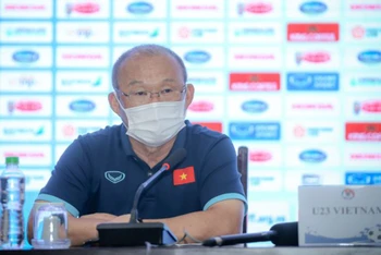 Huấn luyện viên Park Hang-seo trả lời tại buổi họp báo ngày 21/4. (Ảnh: VFF)
