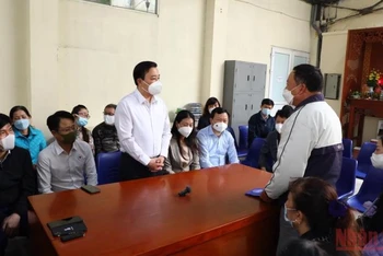 Phó Chủ tịch Ủy ban nhân dân TP Hà Nội Chử Xuân Dũng thăm hỏi, động viên gia đình nạn nhân.