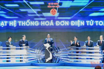 Thủ tướng Phạm Minh Chính và lãnh đạo Bộ Tài chính và Tổng cục Thuế thực hiện nghi thức kích hoạt Hệ thống Hóa đơn điện tử toàn quốc. 