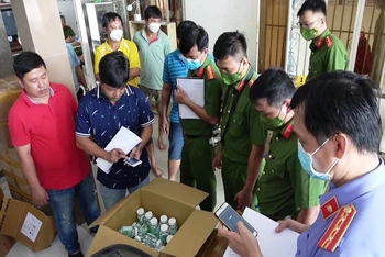 Lực lượng chức năng kiểm tra số thuốc mà đối tượng Đào Tấn Tài sản xuất giả.