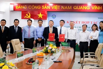 Ông Nguyễn An Quốc - Phó Giám đốc Chi nhánh (thứ 5 từ trái qua) cùng ông Đặng Tất Thành - Tổng Giám đốc công ty Ani Power trao hợp đồng tín dụng dưới sự chứng kiến của lãnh đạo hai bên.