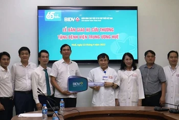 Đại diện BIDV chi nhánh Thừa Thiên Huế trao tặng xe cứu thương cho lãnh đạo Bệnh viện Trung ương Huế.