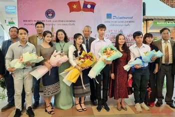 Năm sinh viên Lào đã được các gia đình nhận đỡ đầu tại buổi gặp mặt lần này.