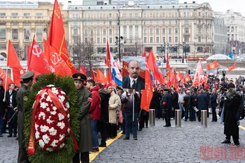 Đoàn người vào Lăng viếng V.I.Lenin. 