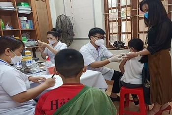 95 học sinh lớp 5, Trường Tiểu học thị trấn Vũ Thư (huyện Vũ Thư, tỉnh Thái Bình) được tiêm vaccine ngừa Covid-19 sáng 22/4 . (Ảnh Mai Tú)