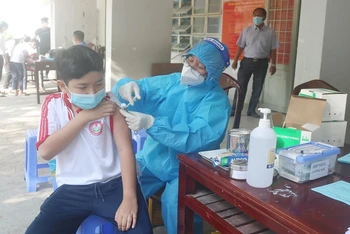 Nhân viên y tế tiêm vaccine phòng Covid-19 cho học sinh Trường Tiểu học Lê Văn Tám, Phường 1, thành phố Trà Vinh.