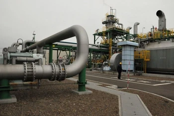 Đường ống vận chuyển CO2 đến thiết bị loại bỏ khí thải tại khu thử nghiệm thu giữ và lưu trữ carbon Tomakomai ở Tomakomai, tỉnh Hokkaido, Nhật Bản ngày 22/3/2018. (Ảnh: Reuters)