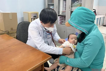 Đưa trẻ đi khám bệnh tại Trạm Y tế phường Trường Thọ, thành phố Thủ Đức, Thành phố Hồ Chí Minh.