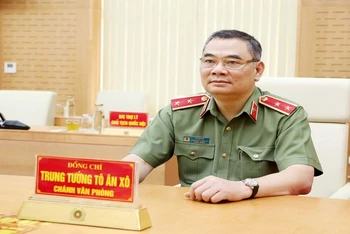 Trung tướng Tô Ân Xô đưa ra nhiều khuyến cáo để người dân phòng tránh loại tội phạm lừa đảo chiểm đoạt tài sản.