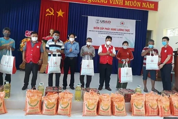 Hội Chữ thập đỏ tỉnh Phú Yên tặng quà cho các hộ nghèo, khó khăn bị ảnh hưởng bởi dịch Covid-19 và chịu thiệt hại do thiên tai năm 2020 ở thị trấn Chí Thạnh, huyện Tuy An, Phú Yên.