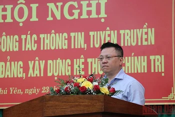 Đồng chí Lê Quốc Minh, Tổng Biên tập Báo Nhân Dân truyền đạt chuyên đề đổi mới sáng tạo của báo chí trong nội dung thông tin về xây dựng Đảng và hệ thống chính trị.