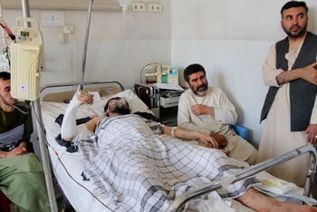 Điều trị cho người bị thương trong vụ nổ bom ở thánh đường Hồi giáo thành phố Mazar-i-Sharif, ngày 21/4/2022. (Ảnh: Reuters)