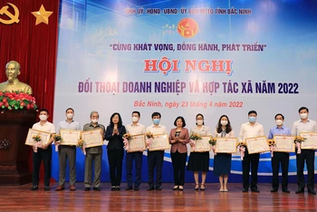 Các đồng chí lãnh đạo tỉnh Bắc Ninh tặng Bằng khen cho doanh nghiệp tiêu biểu.