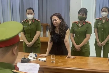 Công an Thành phố Hồ Chí Minh công bố quyết định khởi tố bị can, lệnh bắt tạm giam bà Nguyễn Phương Hằng. (Ảnh: Báo điện tử Chính phủ).  