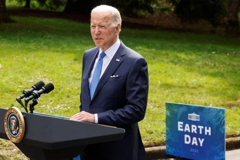 Tổng thống Mỹ Joe Biden phát biểu về biến đổi khí hậu và bảo vệ rừng quốc gia vào Ngày Trái đất tại Công viên Seward ở Seattle, Washington, Mỹ ngày 22/4. Ảnh: Reuters.