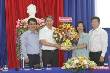 Bí thư Tỉnh ủy Khánh Hòa Nguyễn Hải Ninh (thứ hai từ trái sang) thăm, tặng hoa Báo Khánh Hòa nhân kỷ niệm Ngày báo chí cách mạng Việt Nam.