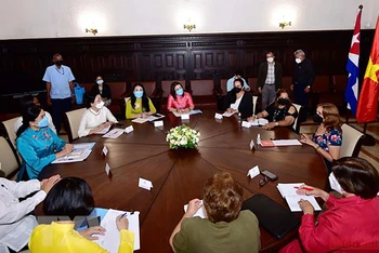 Lãnh đạo Quốc hội Cuba làm việc với Chủ tịch Hội Liên hiệp Phụ nữ Việt Nam Hà Thị Nga và các đại biểu. (Ảnh:Vũ Lê Hà/TTXVN)
