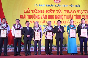Bí thư Tỉnh ủy Đỗ Đức Duy cùng nhạc sĩ Đỗ Hồng Quân, Chủ tịch Ủy ban toàn quốc liên hiệp các Hội văn học nghệ thuật Việt Nam, trao giả A cho các tác giả và nhóm tác giả đạt giải. 