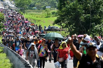 Người di cư di chuyển tại Huixtla, bang Chiapas, Mexico trong hành trình tới Mỹ ngày 27/10/2021. (Ảnh: AFP/TTXVN)