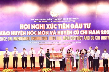 Chủ tịch, Tổng Giám đốc Viettel tặng nhà tình nghĩa cho hai huyện Hóc Môn và Củ Chi.