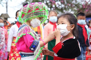 Học sinh các dân tộc thiểu số xúng xính trong những bộ váy áo truyền thống trong khuôn khổ chương trình “Bảo tồn và phát huy giá trị vùng biên”.