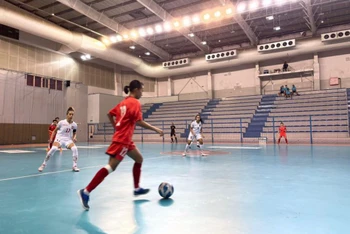 Đội tuyển nữ futsal Việt Nam (áo đỏ) giành phần lớn kiểm soát bóng. (Ảnh: VFF)