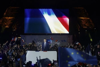 Tổng thống Pháp đương nhiệm Emmanuel Macron trong cuộc gặp những người ủng hộ, sau khi giành chiến thắng trong cuộc bầu cử Tổng thống Pháp vòng 2 tại Paris, tối 24/4/2022. (Ảnh: Reuters)