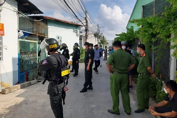 Lực lượng công an có mặt để xử lý đối tượng Nguyễn Văn Minh.