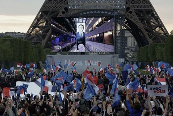 Những người ủng hộ reo hò mừng chiến thắng của ông Emmanuel Macron. (Ảnh: Reuters)