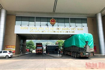 Mỗi ngày có từ 70-80 xe ô-tô trọng tải lớn chở hàng hóa thông quan qua Cửa khẩu Kim Thành (Lào Cai)-Bắc Sơn (Hà Khẩu-Trung Quốc).