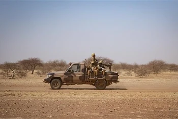 Binh sĩ Burkina Faso tuần tra tại Goudebo. (Ảnh: AFP/TTXVN)