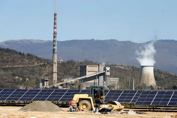 Người lao động làm việc gần nhà máy năng lượng mặt trời đối diện với nhà máy than ở Oslomej, Bắc Macedonia ngày 14/4. (Ảnh: Reuters)