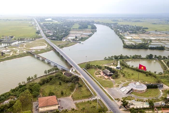 Cụm di tích đôi bờ Hiền Lương ở điểm giao nhau giữa đường quốc lộ 1A và sông Bến Hải (phía bắc thuộc xã Vĩnh Thành, huyện Vĩnh Linh; phía nam thuộc xã Trung Hải, huyện Gio Linh, tỉnh Quảng Trị). 