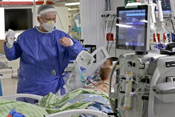 Nhân viên y tế điều trị cho bệnh nhân Covid-19 tại bệnh viện ở Petah Tikva, Israel ngày 1/2 vừa qua. (Ảnh: AFP/TTXVN)