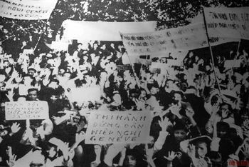 Nhân dân vùng Nam vĩ tuyến 17 đấu tranh đòi chính quyền Sài Gòn thi hành Hiệp định Geneve. (Ảnh: Tư liệu Bảo tàng đôi bờ Hiền Lương-Bến Hải)