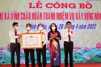 Thừa ủy nhiệm, Bí thư Tỉnh ủy Sóc Trăng Lâm Văn Mẫn trao Quyết định của Thủ tướng Chính phủ công nhận thị xã Vĩnh Châu hoàn thành nhiệm vụ xây dựng nông thôn mới.