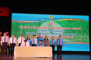 Lãnh đạo Công đoàn Cao-su và Tập đoàn Công nghiệp Cao-su Việt Nam ký thỏa ước lao động.