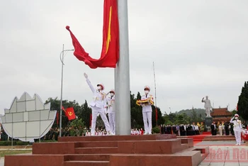 6 giờ 30 phút ngày 26/4, Lễ thượng cờ trên đảo Cô Tô được tổ chức trọng thể.