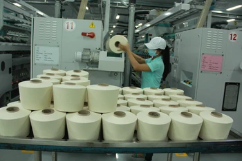 Sản xuất sợi tại Nhà máy Sợi Vinatex Phú Cường (Đồng Nai).