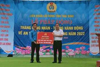Lãnh đạo tỉnh Thái Bình trao tặng 200 suất quà cho người lao động.