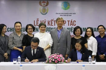 Đại diện Văn phòng Lãnh sự Danh dự Nam Phi tại Thành phố Hồ Chí Minh và Tổng hội NN-PTNT Việt Nam ký kết ghi nhớ hợp tác.