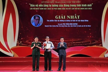 Thường trực Ban Bí thư Võ Văn Thưởng và Đại tướng, Bộ Trưởng Quốc phòng Phan Văn Giang trao giải nhất cho PGS,TS Trần Đình Huỳnh.