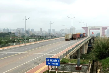Hàng hóa và phương tiện của hai phía Việt Nam và Trung Quốc đã được thông quan qua cửa khẩu cầu Bắc Luân II.