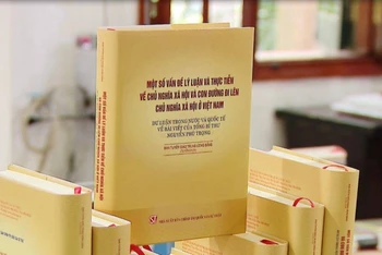 Cuốn sách "Một số vấn đề lý luận và thực tiễn về chủ nghĩa xã hội và con đường đi lên chủ nghĩa xã hội ở Việt Nam". (Ảnh: Báo Giao thông)