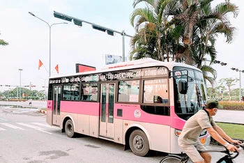 Xe buýt của Công ty trách nhiệm hữu hạn vận tải Thịnh Hưng đang khai thác trên tuyến Sân bay Cát Bi-cầu sông Hóa (huyện Vĩnh Bảo). 