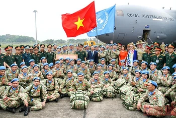 Chủ tịch nước Nguyễn Xuân Phúc tiễn đoàn thực hiện nhiệm vụ gìn giữ hòa bình Liên hợp quốc tại Abyei và Nam Sudan.