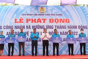 Phó Bí thư Thường trực Tỉnh ủy Hậu Giang Trần Văn Huyến trao bảng tượng trưng mái ấm công đoàn và quà cho Liên đoàn lao động các huyện, thị xã.