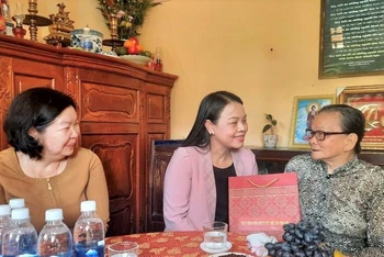 Đồng chí Nguyễn Thị Thu Hà, Bí thư Tỉnh ủy Ninh Bình (giữa) thăm hỏi, tặng quà bà Nguyễn Thị Xuân là vợ liệt sĩ tại thị trấn Hòa Bình, huyện Hòa Bình (Bạc Liêu). 