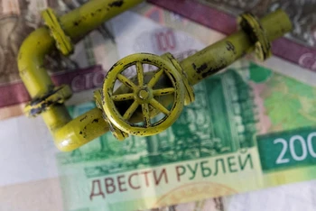 Đồng ruble của Nga và mô hình đường ống dẫn khí đốt. (Ảnh: Reuters)