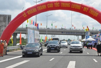 Những chiếc xe đầu tiên đi vào cao tốc Trung Lương-Mỹ Thuận sau lễ khánh thành.